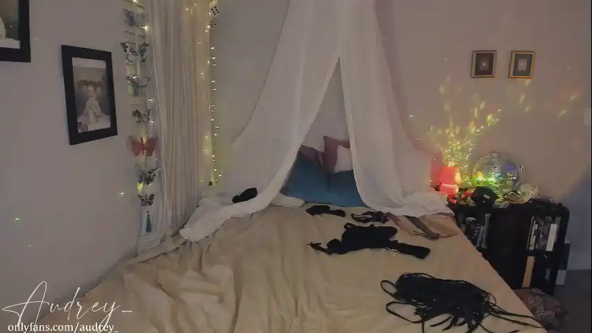 Audrey_ – Chaturbate Webcam Video – 2025-12-31 02:27:17