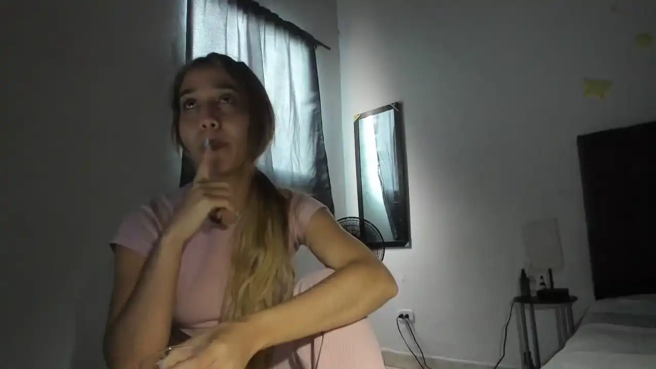 Lesly_r0 – Amateur.tv Webcam Video – 2025-09-10 23:50:20