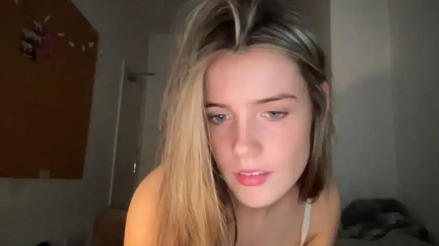 Petiteminxlara – Chaturbate Webcam Video – 2026-06-22 08:38:44